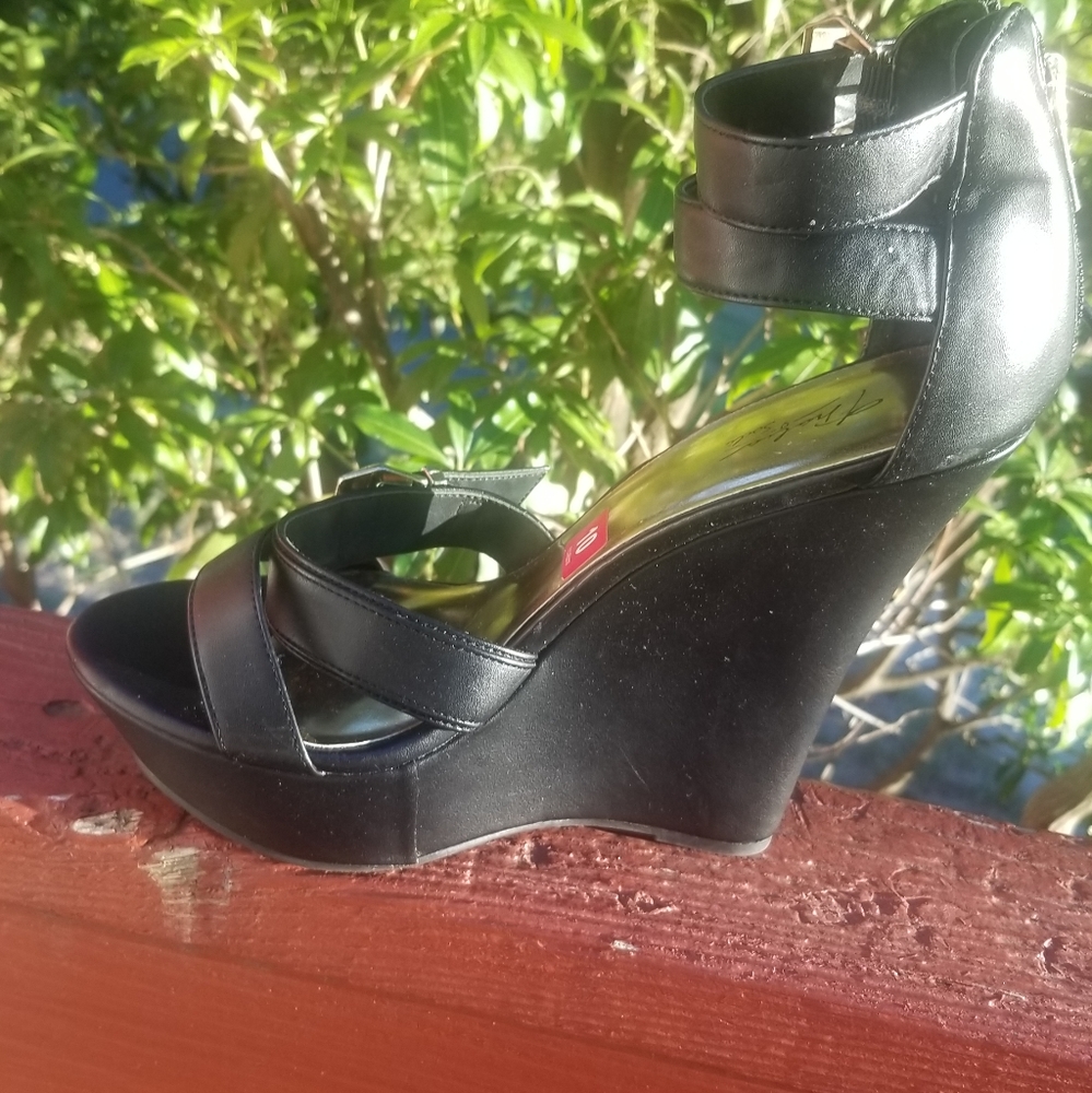 Thaliah Sodi Black Wedges